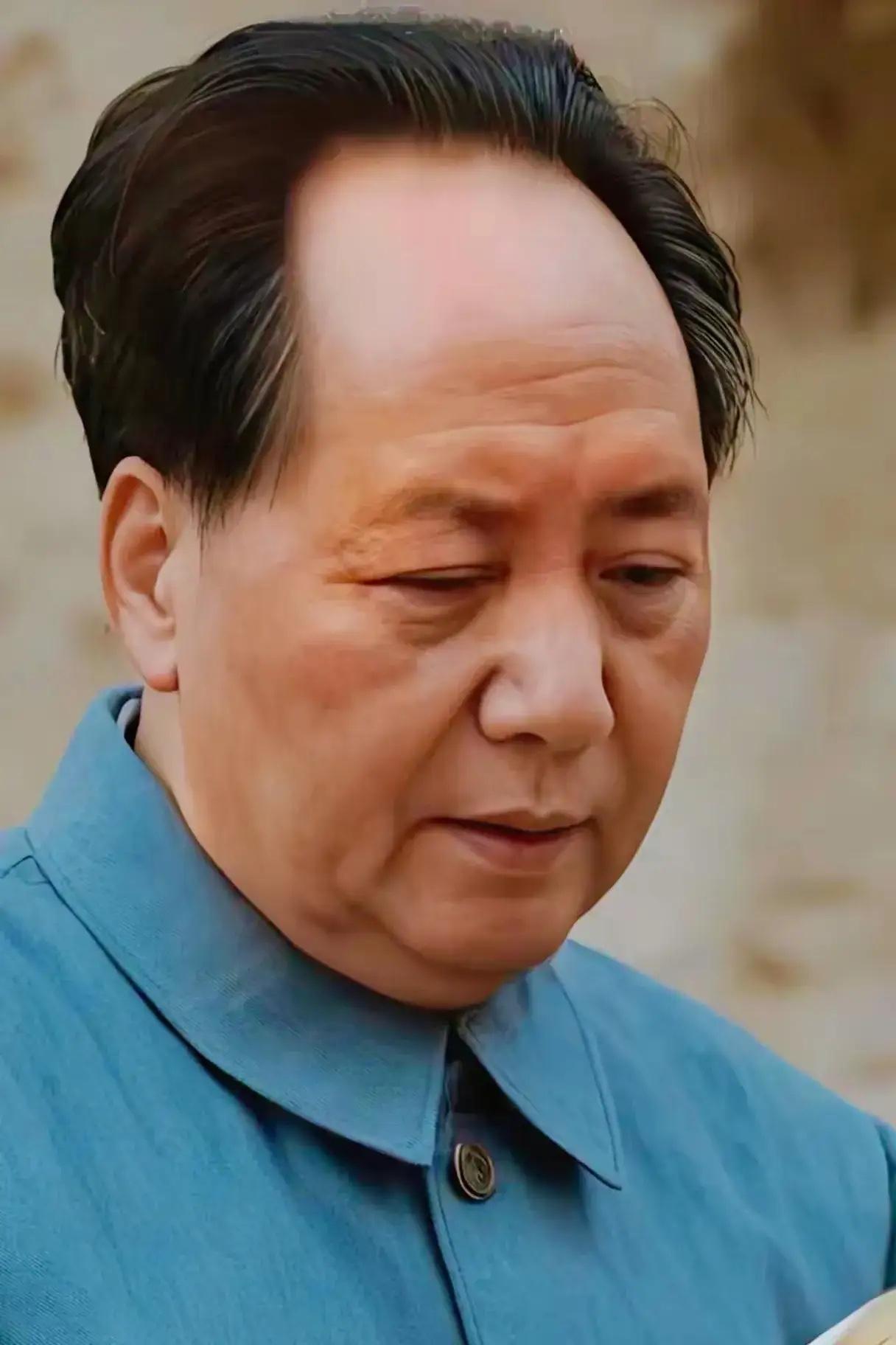 毛主席这张高清照，看了不下十遍，确实是伟大，伟人举手投足间尽显从容淡定。不忘