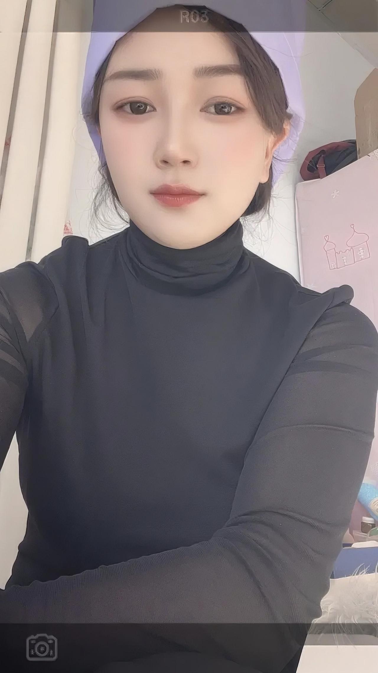 宅家穿搭碎片🧩第一件黑高领打底衫自带微透质感，简约又显瘦，是冬日内搭天花板~