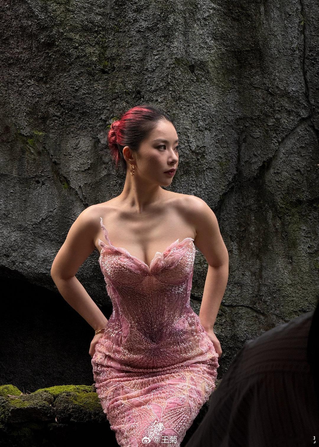 王菊怎么瘦成这样了感觉也不是很瘦，但是很有女人味。​​​​