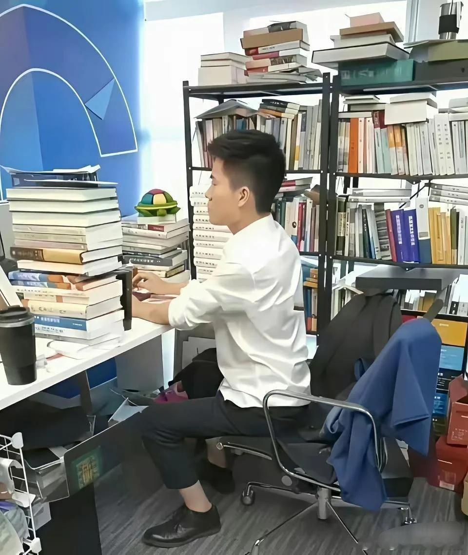 左边是董宇辉的办公室，右边是俞敏洪的办公室，说明什么？