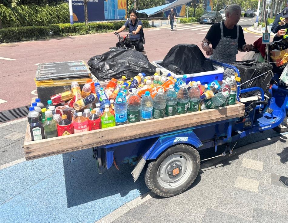 深圳将实行最严厉的乱摆卖打击措施深圳原来是一座多么美丽漂亮的城市，街道整洁，环