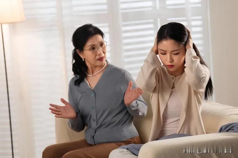 有些老人为子女倾尽所有，结果却换来子女的啃老或不孝顺，这确实让人愤懑。就像我邻居