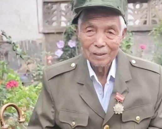 1979年，对越自卫反击战期间，支前民工黄干宗被2名越南女兵俘获，以为自己必死无