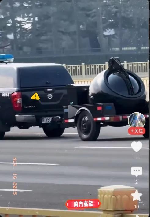 刚刚收到消息近几日，泰国国王在访问中国时，国王专用车队拖着一个圆圆的金属罐子，