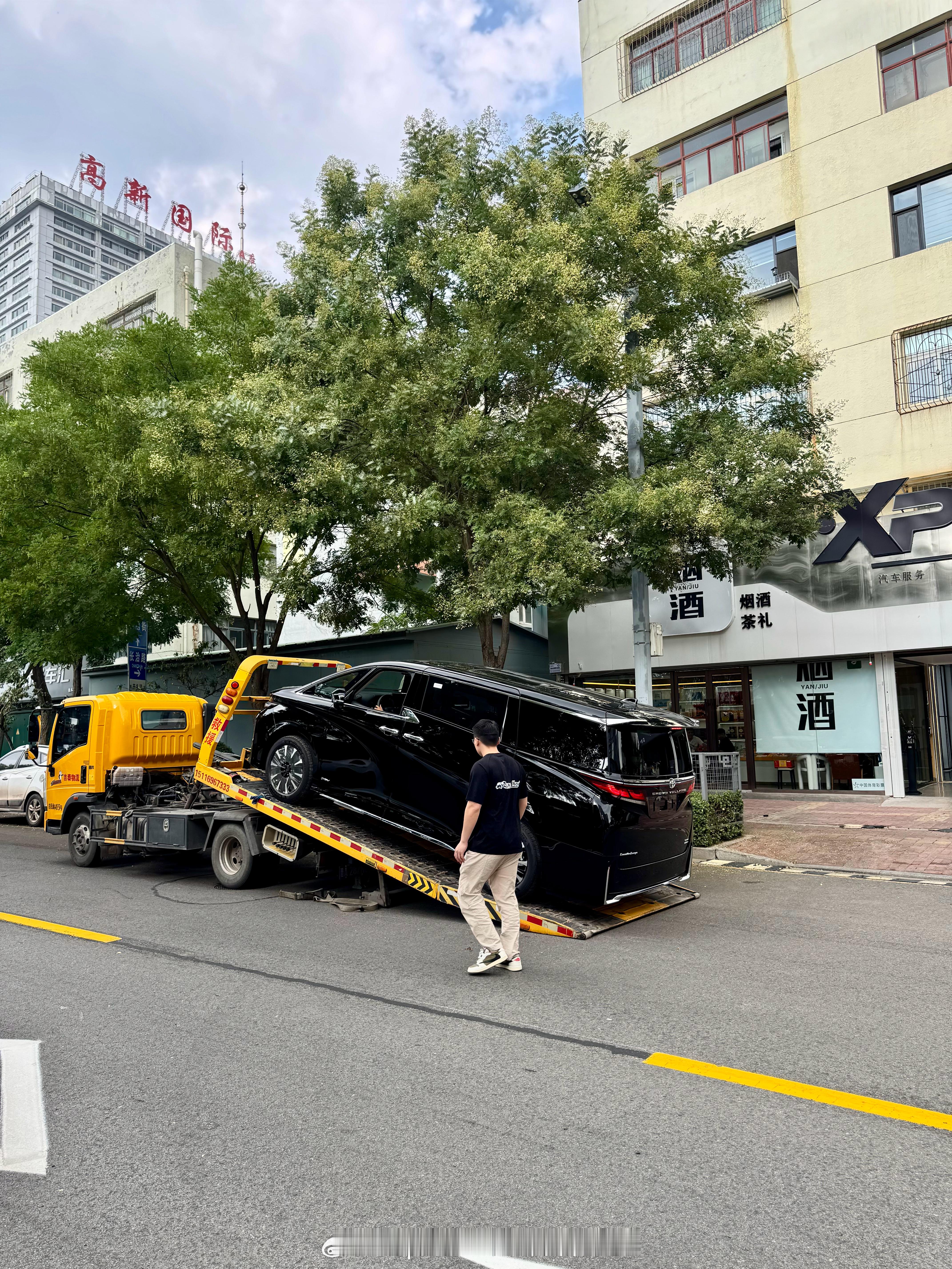 老板的保姆车到了​​​