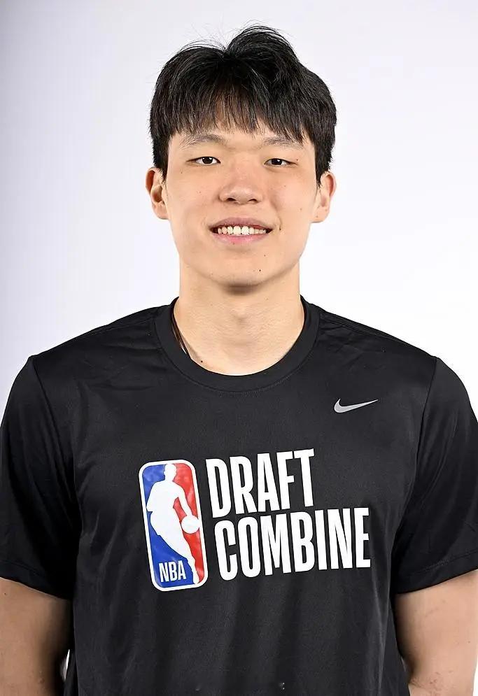 杨瀚森在Chicagodraftcombine的定妆照出炉，他将参加5对5比