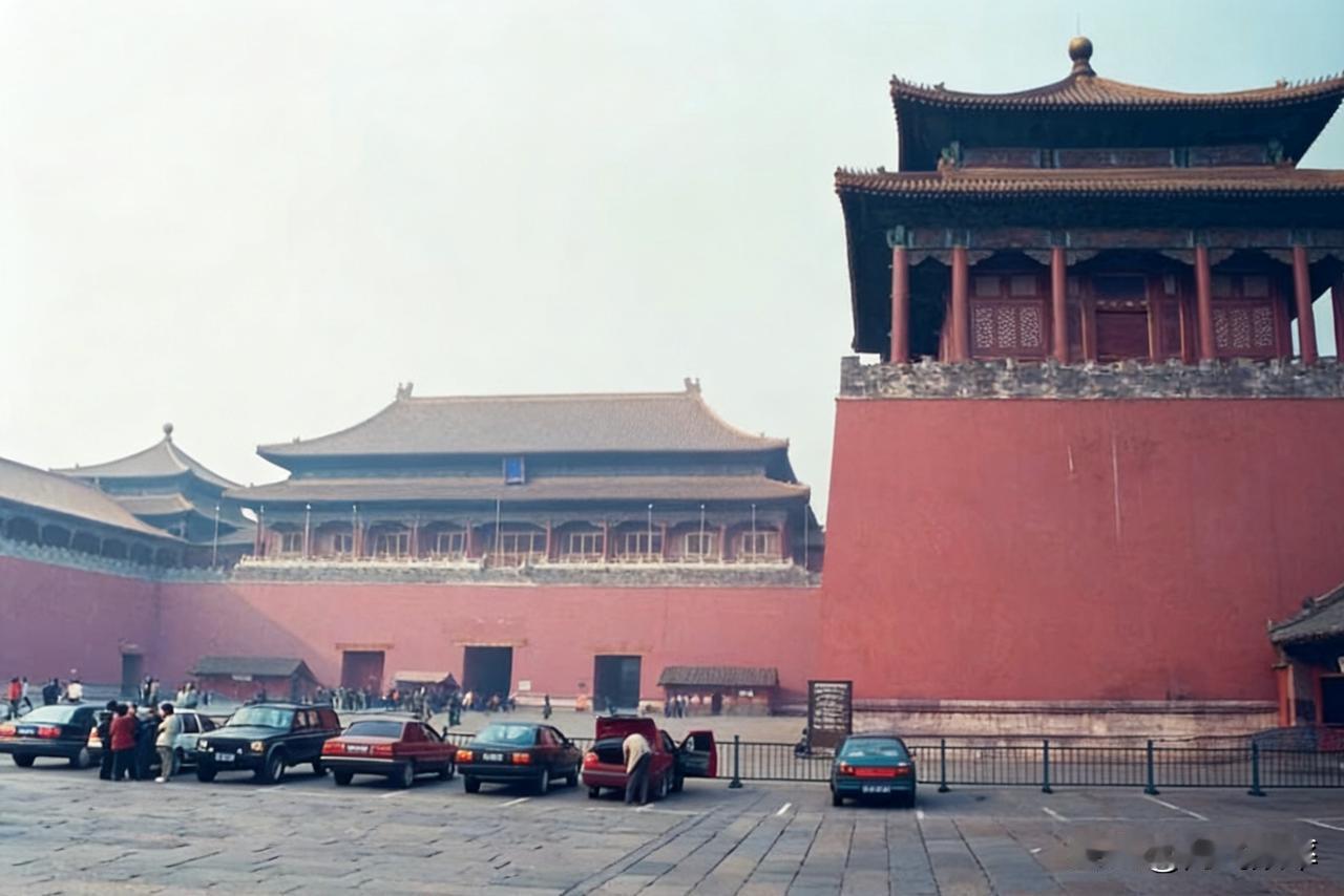 1999年的北京故宫午门那时候车还能开到门口，那时候北京故宫还有好多文物。下次