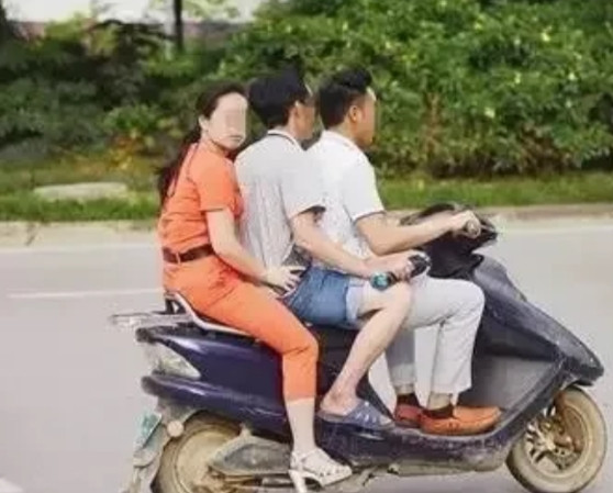 河北石家庄，男子曹某酒后骑电动车送俩女同事回家，途中接妻子电话操作不当摔成植物人