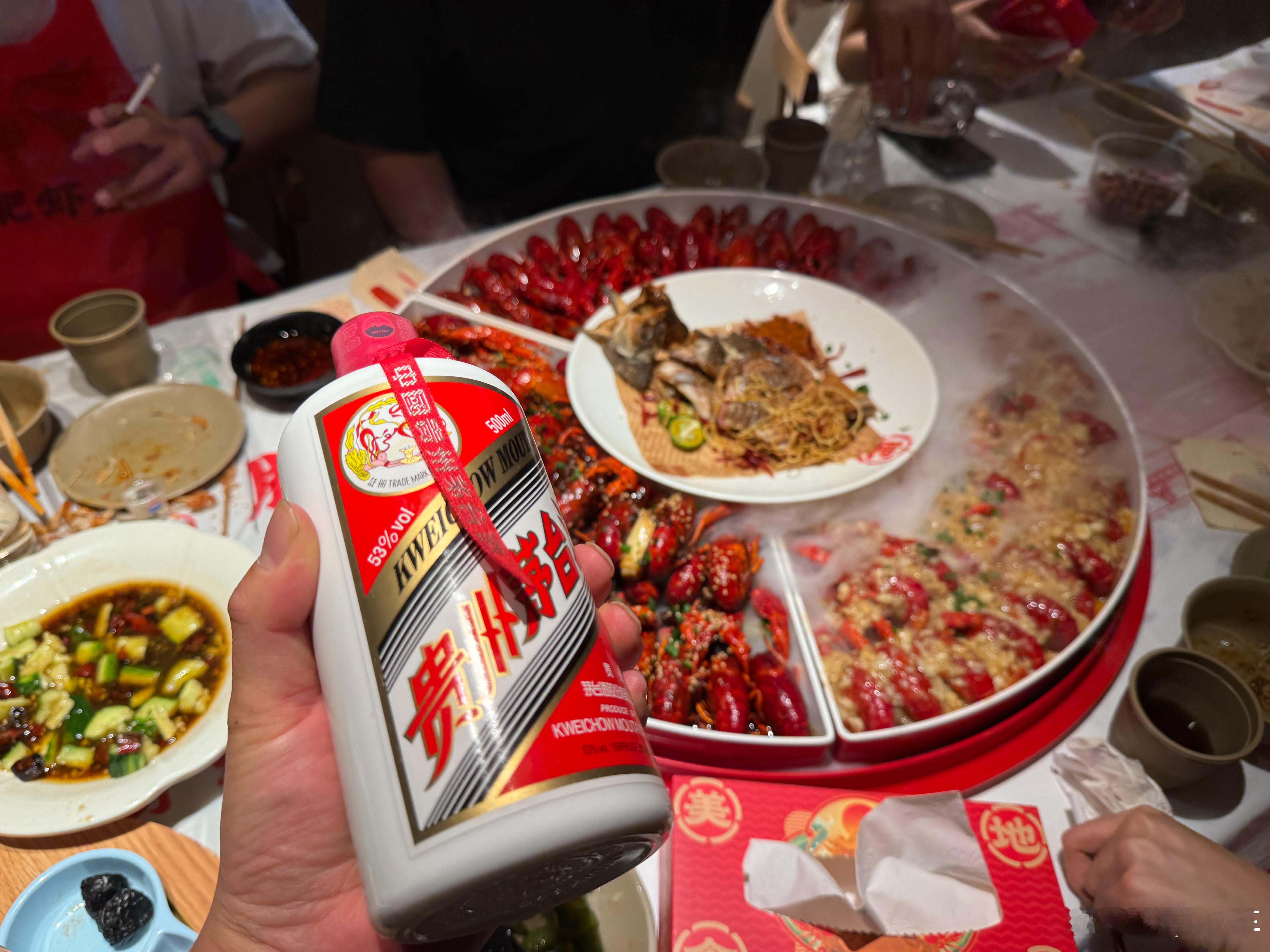 茅台配小龙虾，一个字：绝！可惜我不喝茅台[大笑]2019年的茅子啊​​​