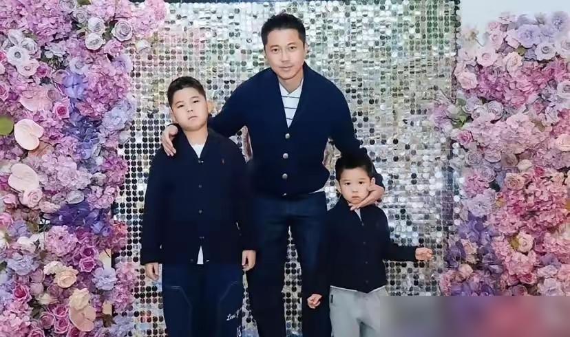 同样在普吉岛，同样是那个男人，李小萌却把自己胖出了三个圈。民宿老板随手甩出