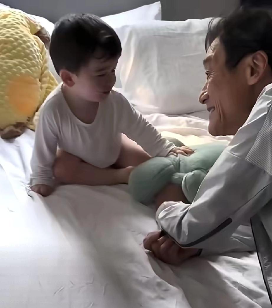 68岁梁家辉逗外孙太暖心！被1岁混血萌娃主动亲吻4月20日，梁家