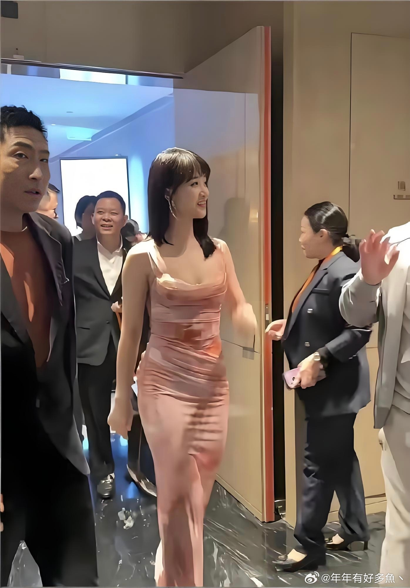 原以为在电视上看也就普普通通，没想到见到真人，直接被惊艳到，那美貌完全不是一个量