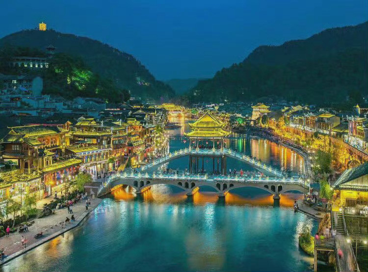 凤凰古城，夜色令人惊艳，无论何种角度随手拍张照片，都是令人神往的画面……