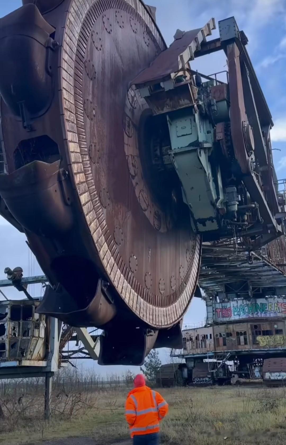 这么巨型的挖掘机你见过吗？德国一台废弃的斗轮挖掘机Bagger1473，1