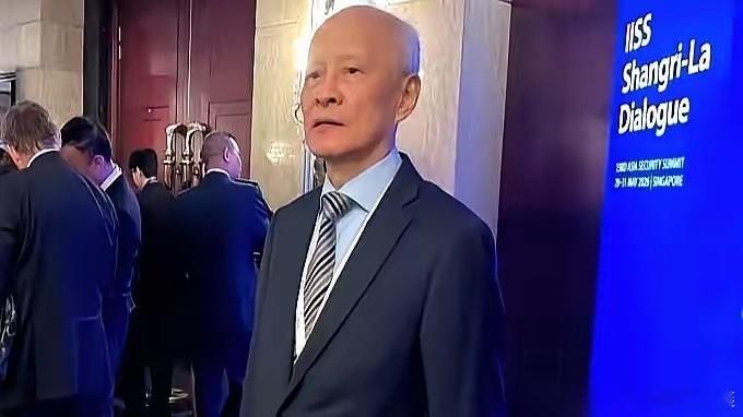 香会现场，发生了一件很有意思的事。日本防务大臣当着所有人的面，问美国人：有人想挑