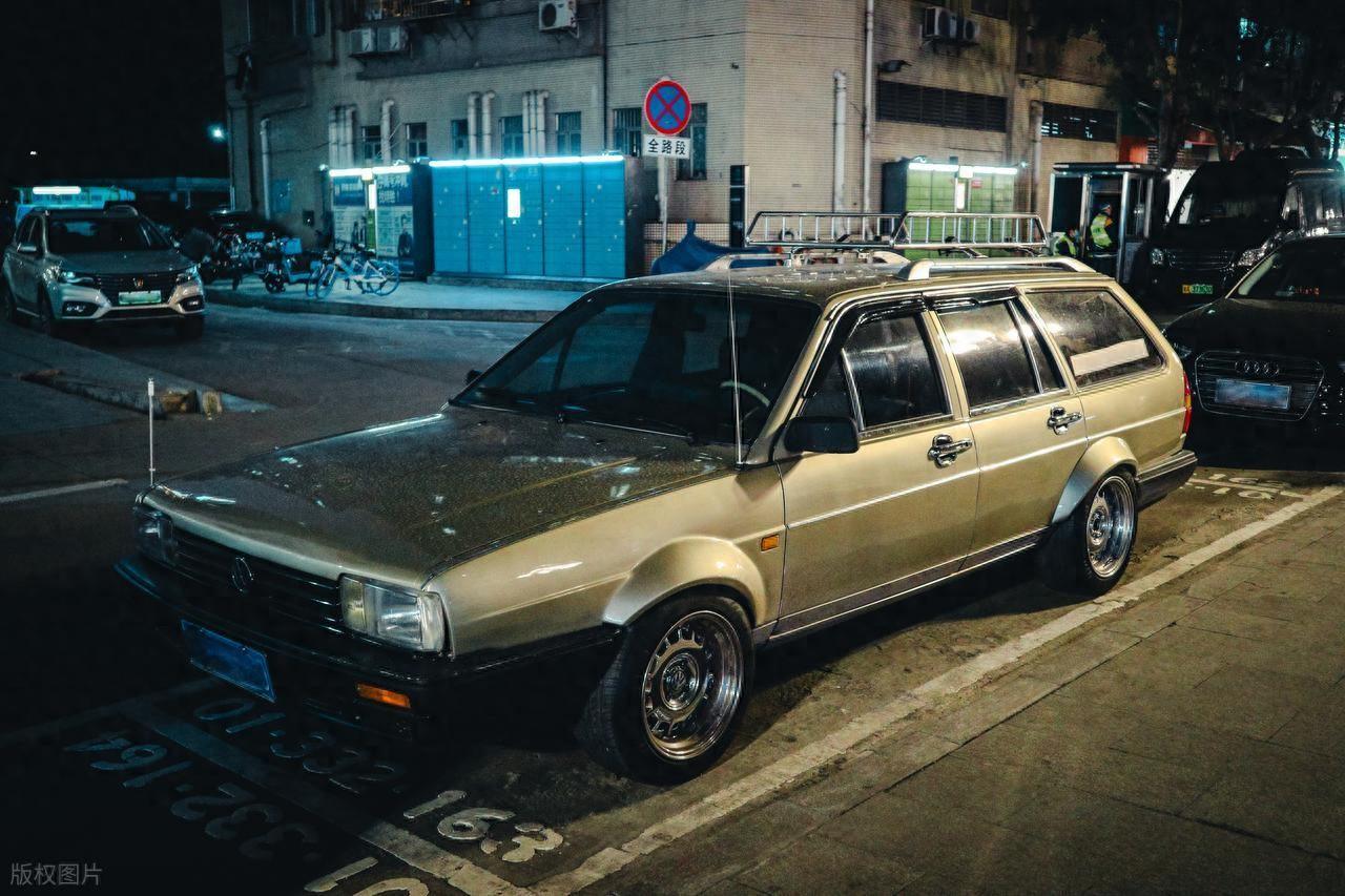 一辆车开了十年不换，到底是因为没钱，还是想不开我认识两个人，一个开2009年的