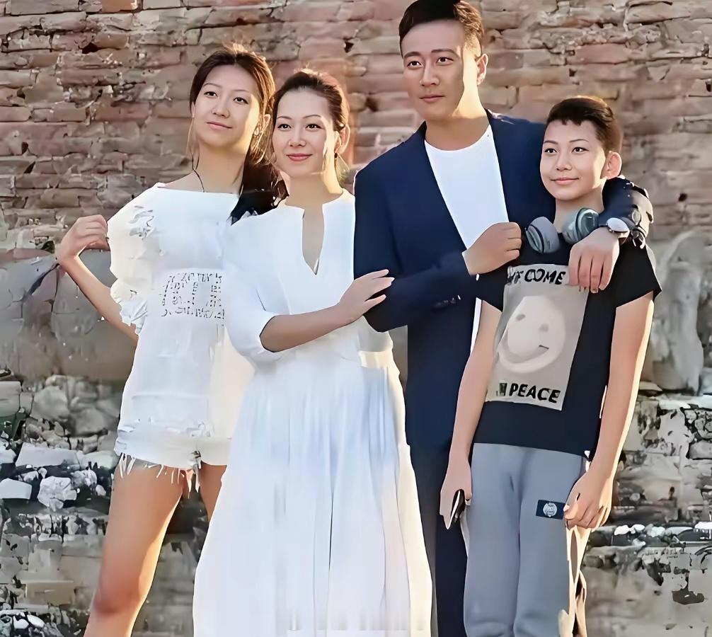 天呐，胡军女儿胡悦稼都24岁了，又高又美，完美继承了父母的美貌，幸福的一家四口。