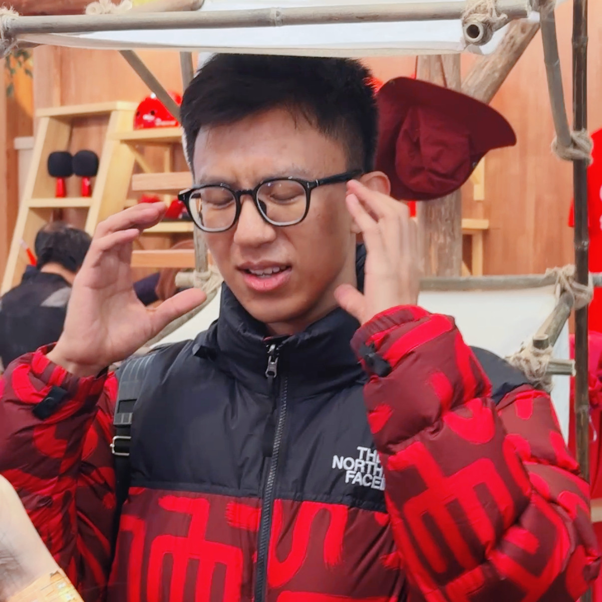 第一次见付航这么命苦的饭撒付航的饭撒画风也太独特了！那比心硬得像块板，小狗耳朵