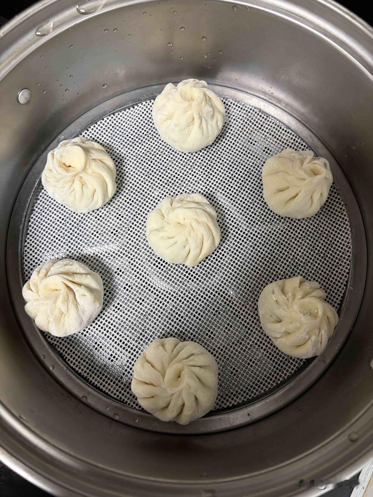 最近老婆包的包子越来越好看了，可是相比于蒸的我还是喜欢吃油炸包子记得小时候爷