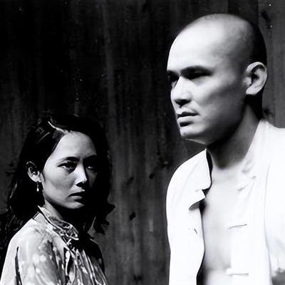 1965年，桑植县三个村民上山砍柴，看到一对男女坐在岩石上，三人惊呼：“这不是