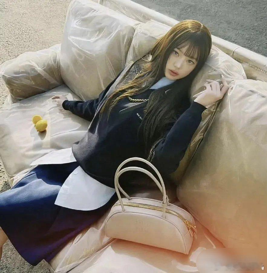 赵今麦这是被MIUMIU摄影师针对了？对比太伤人了！同样拍MIUMIU手袋大片，