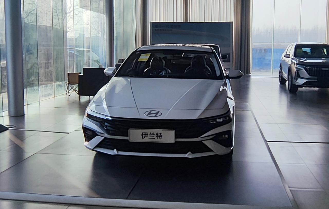 伊兰特现在销量一般，但是不妨碍这是一款好车。这两天去现代的店里去转了转，感觉现在