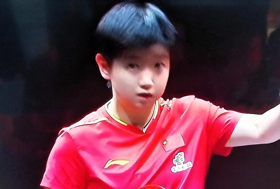 孙颖莎笑了，长崎美柚不好意思也笑了，一个发球引起的鹰眼挑战。香港总决赛，女单争