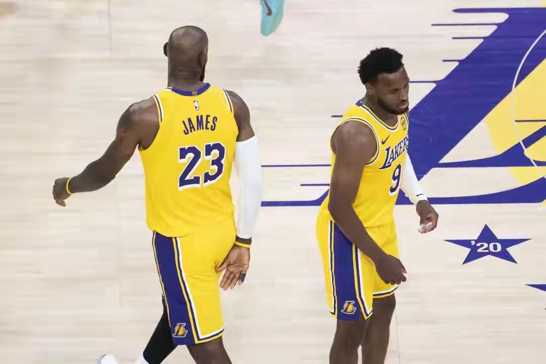 肯纳德得到27分，把里弗斯的顶薪合同打没了，湖人会主要考虑续约他。一、湖人的到