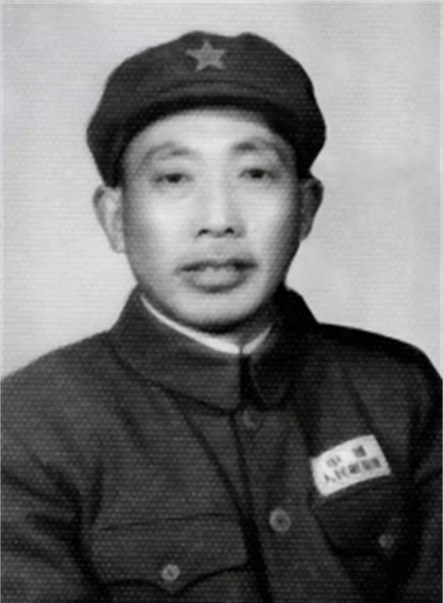 1956年，白天拒绝接受中将军衔，毛主席都劝不动他，彭德怀追着他打，边打边说：你