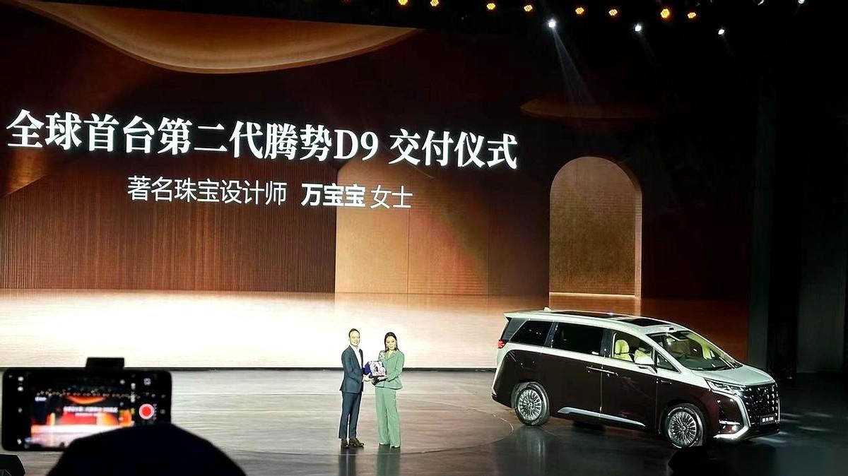 35万起的二代腾势D9正式落地了。最让全场伸长脖子的是一组数字：充电5分钟，电