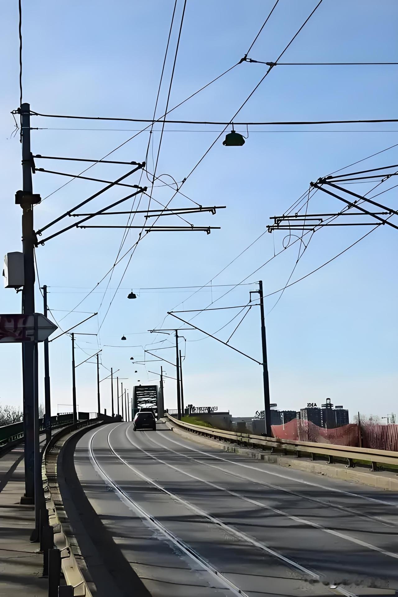 为什么电网高压线不用铜而用铝，家用线路为什么用铜不用铝？简单来说，相对于铜，