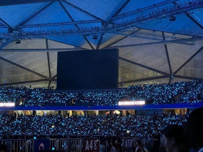 华晨宇华晨宇演唱会人人人花人人人华晨宇深圳收官场，一眼望不到头的人，“人人人花