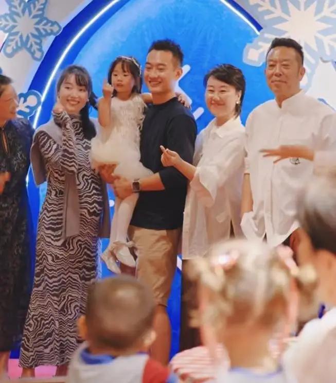 西贝老板的儿子壮壮一夜成名“亏掉一个小目标”的壮壮，把三里屯的霓虹当成游乐场，