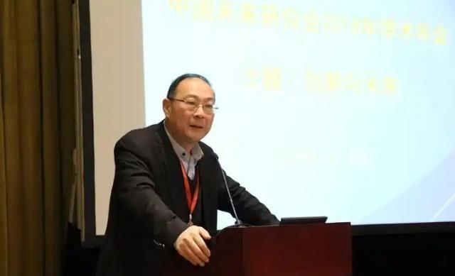 我完全同意金灿荣教授的观点！中国没有必要再三要求日本就侵华罪行道歉了，日本道歉不