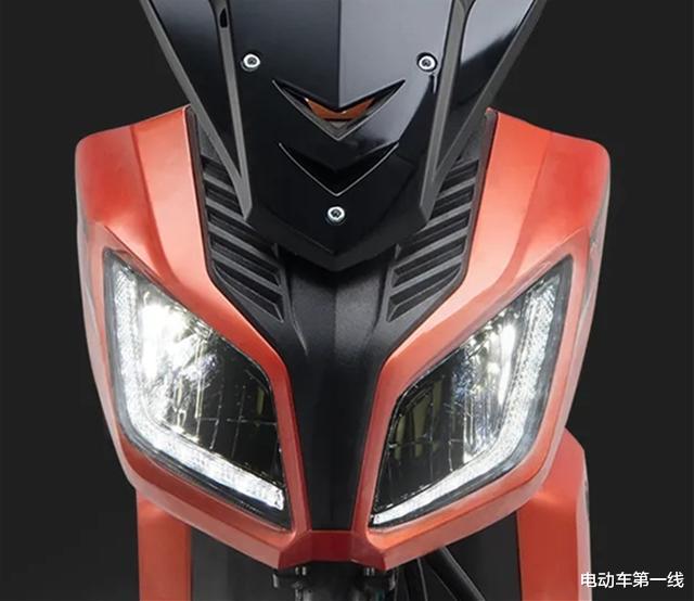 爱玛推出新电动车极客x100配备48v28ah锂电池极限续航120km