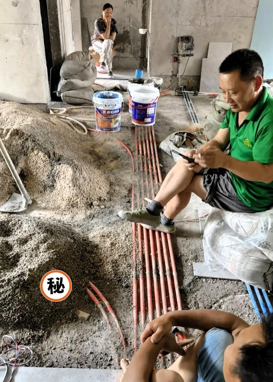 今天这糟心事,算把“熟人坑熟人”的套路看透了!老乡给推了个工地清垃圾的活,