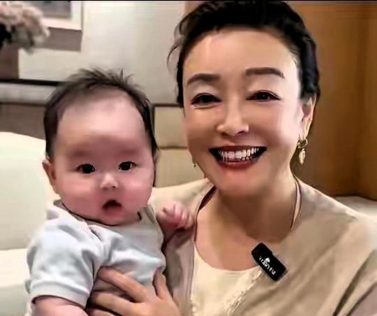 马筱梅时常在日常动态分享幼子汪宝的生活画面，孩子的五官特征一经曝光，立刻引来大批