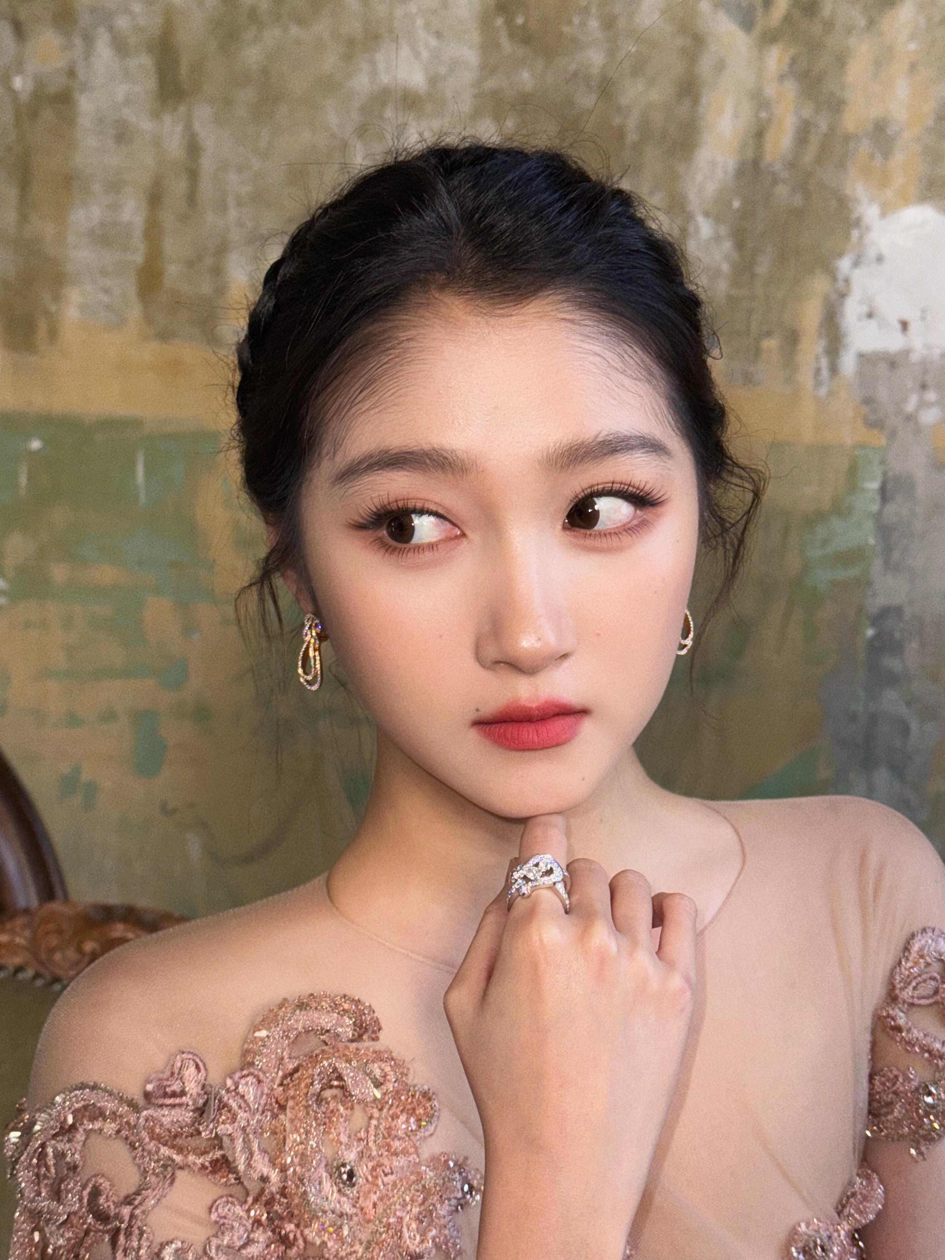 后台收到了关晓彤送的彩椒碗秋游好搭子，我也想吃关妈做的原版彩椒碗[馋嘴