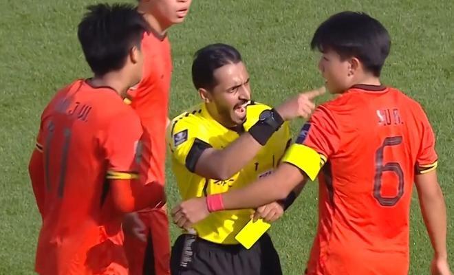 国足对阵乌之别克斯坦的VAR裁判居然是上一场黑了国足全场的那个西亚裁判，也难怪裁