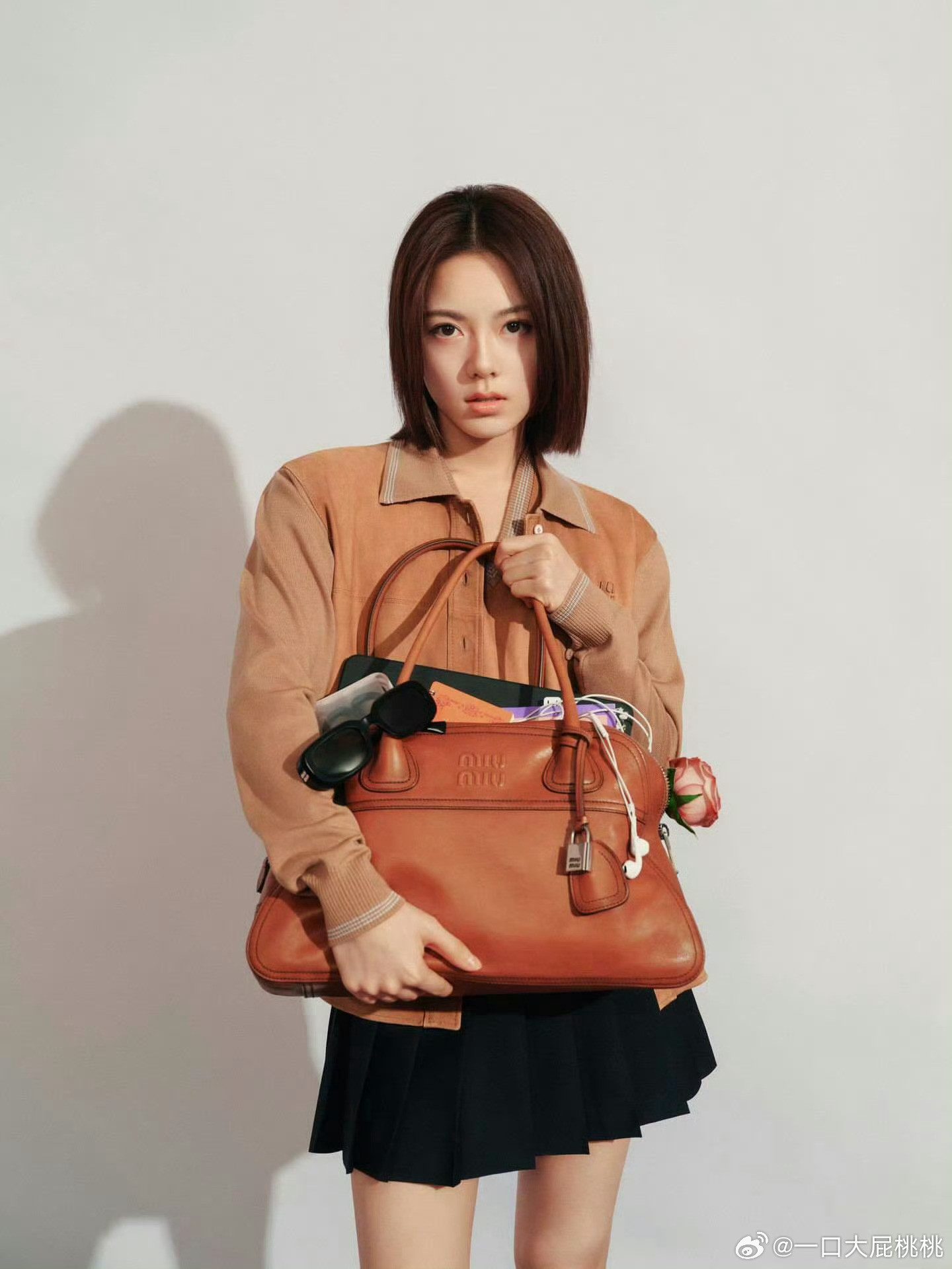 品牌大使赵今麦带来一组MiuMiu2026春夏系列大片。这个色系看着好舒服啊