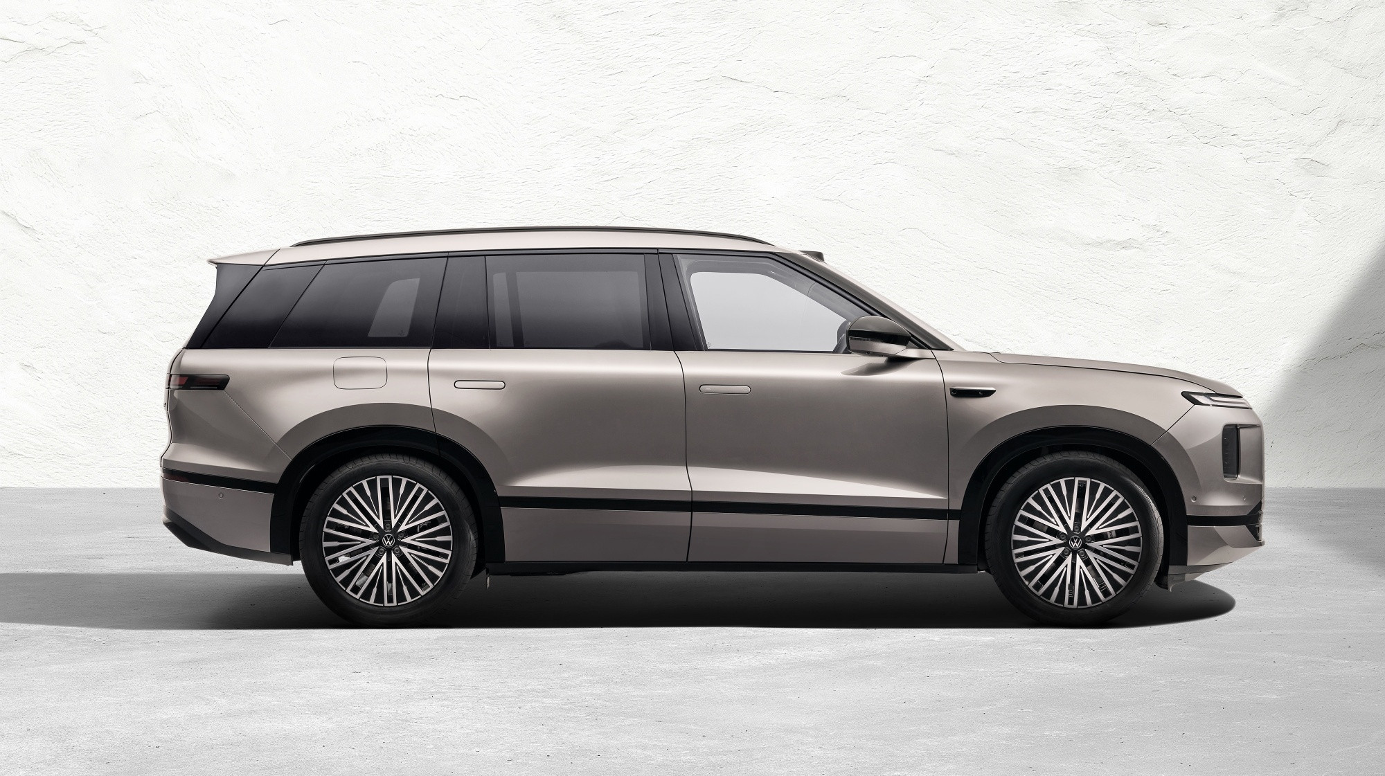 增程大三排们，今年要面对的对手是大众。准确说是大众ID.ERA9X。5207×