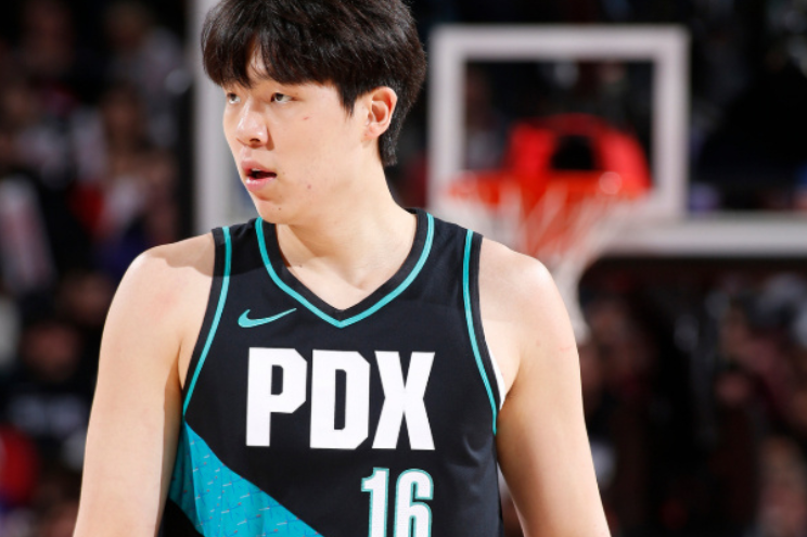 杨瀚森13分钟弑神夜！G联赛正负值-25→NBA+2，中国新星藏