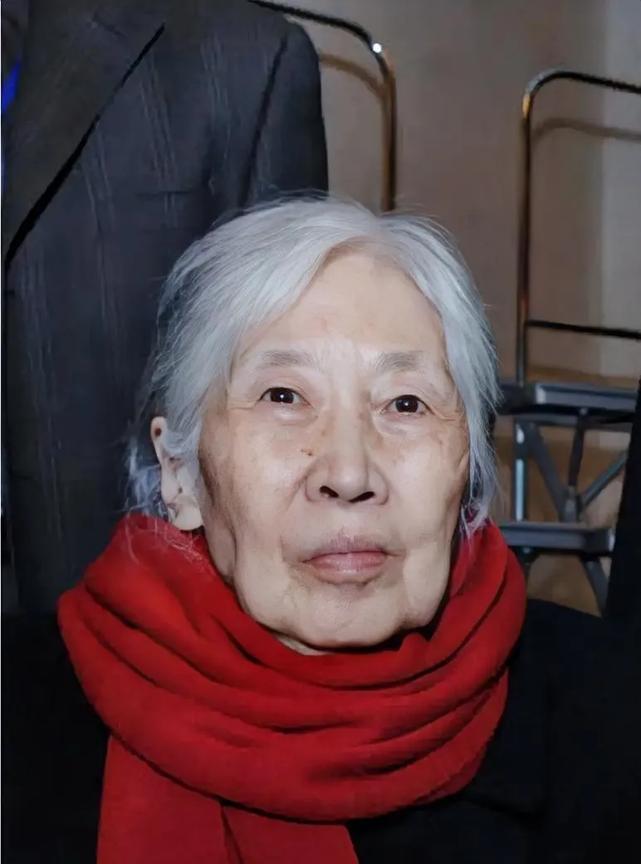 2006年初，王光美老人系红围巾的最后留影。这位原子物理女硕士、刘少奇夫人，一生