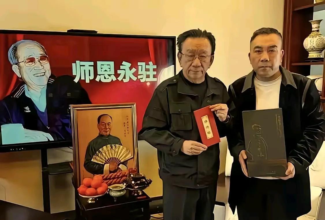 侯耀华宣布4月10日杨议已完成拜师仪式，正式成为侯宝林徒弟。侯宝林、杨少华老一