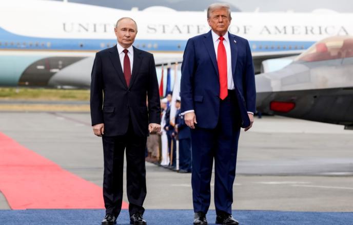 白宫悬挂美国总统与普京合影！俄罗斯总统普京和美国总统在阿拉斯加州安克雷奇峰会上