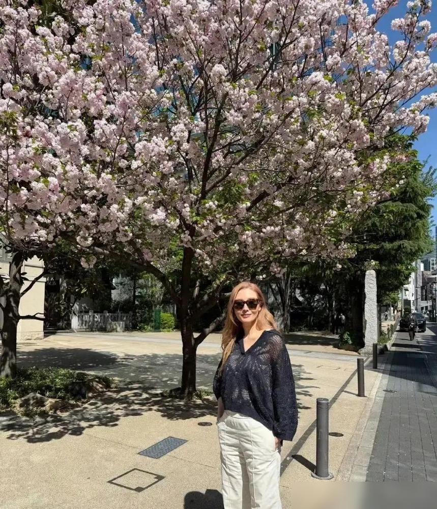 别再吹李嘉欣的松弛感了。我告诉你，那玩意儿是用钢筋水泥焊死的，比她家估值14