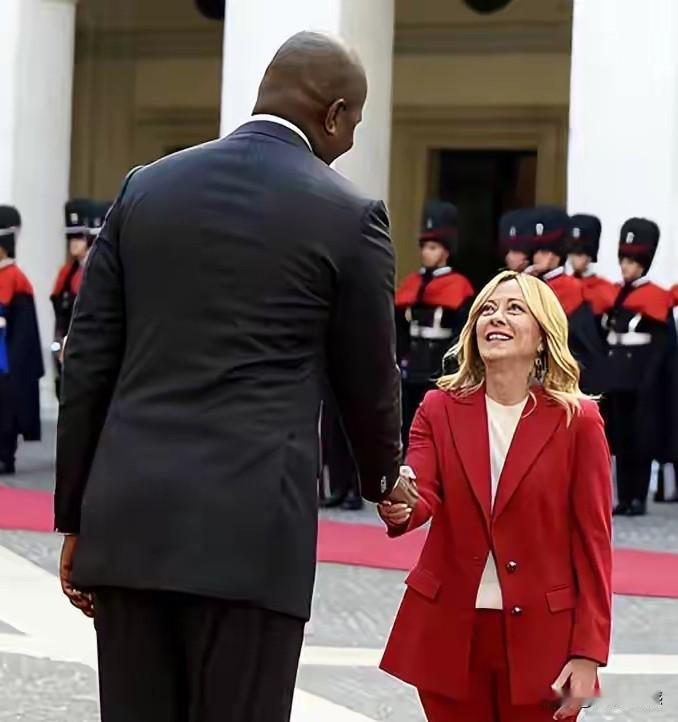 梅洛尼仰视的人，绝对是一个身材高大魁梧、气宇不凡的男人，在如此巨大身高差距下，梅