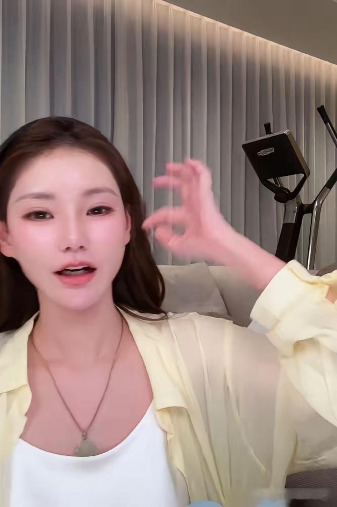 直播间里有人直接问马筱梅：你以后生了儿子，会不会跟小玥儿小霖霖争家产？她没躲，