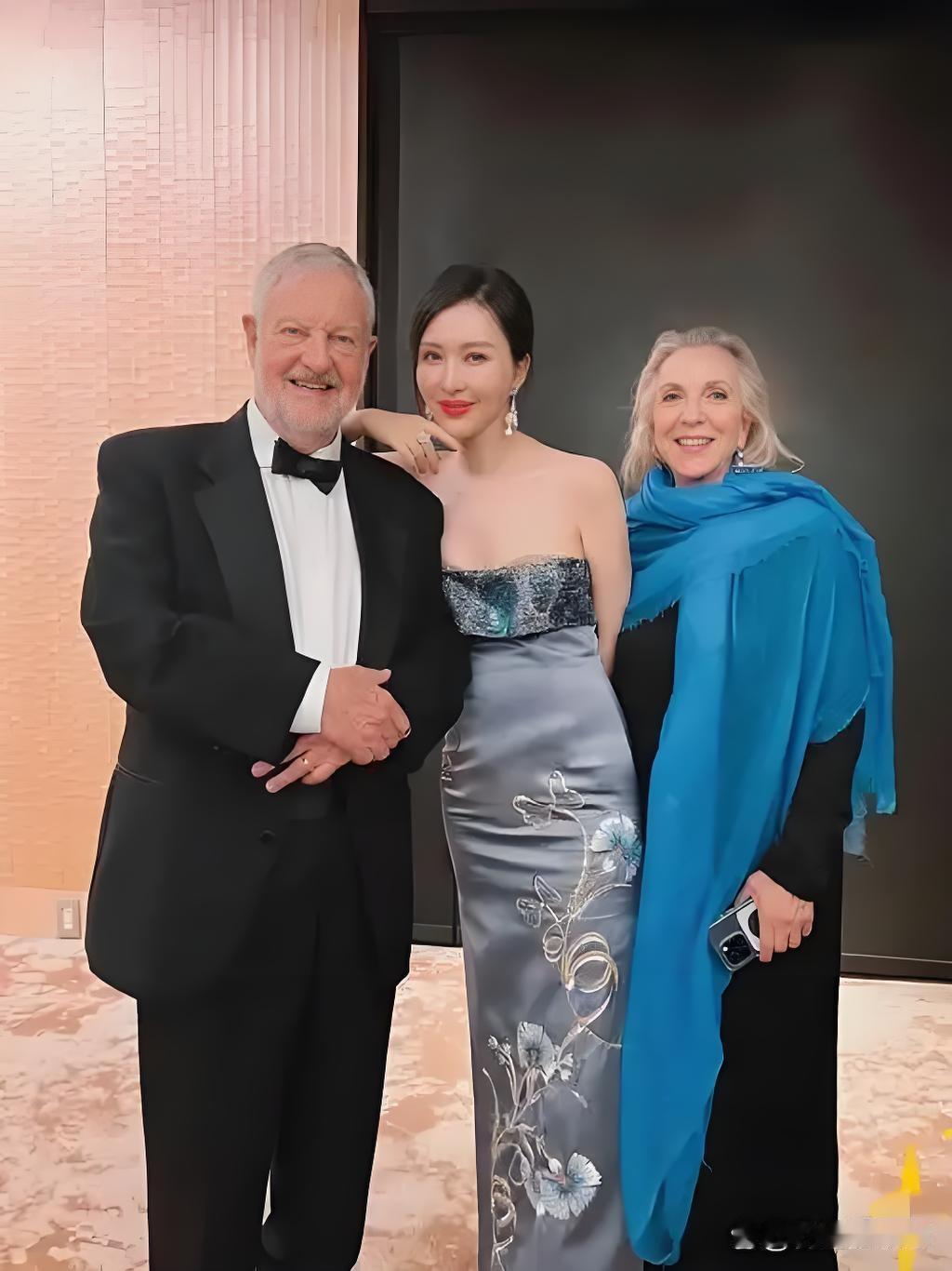 田朴珺与外国名流合影时，既有亲近感，又有开心感，让人过目难忘！田朴珺演技