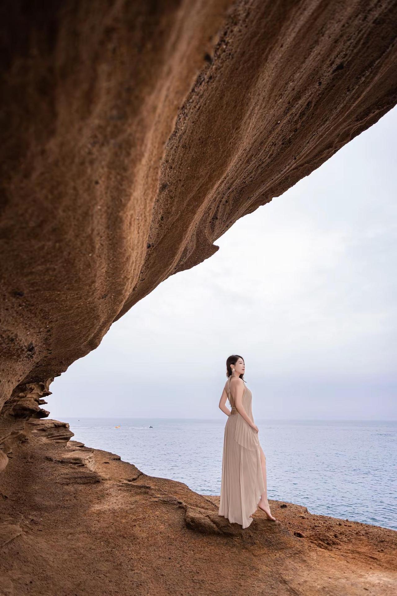 📍BeiHai·｜涠洲岛石螺口。一半礁石一半大海，一生要出片的中国🇨🇳女人